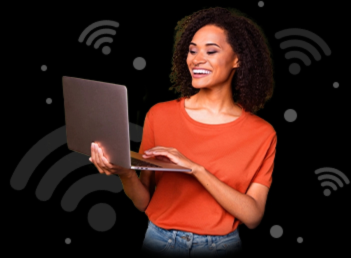 Mulher sorrindo, segurando um notebook, com ilustrações de wi-fi ao redor da imagem dela.