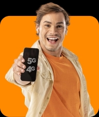 Homem sorrindo com o celular na mão, mostrando nossa rede móvel 4g-5g