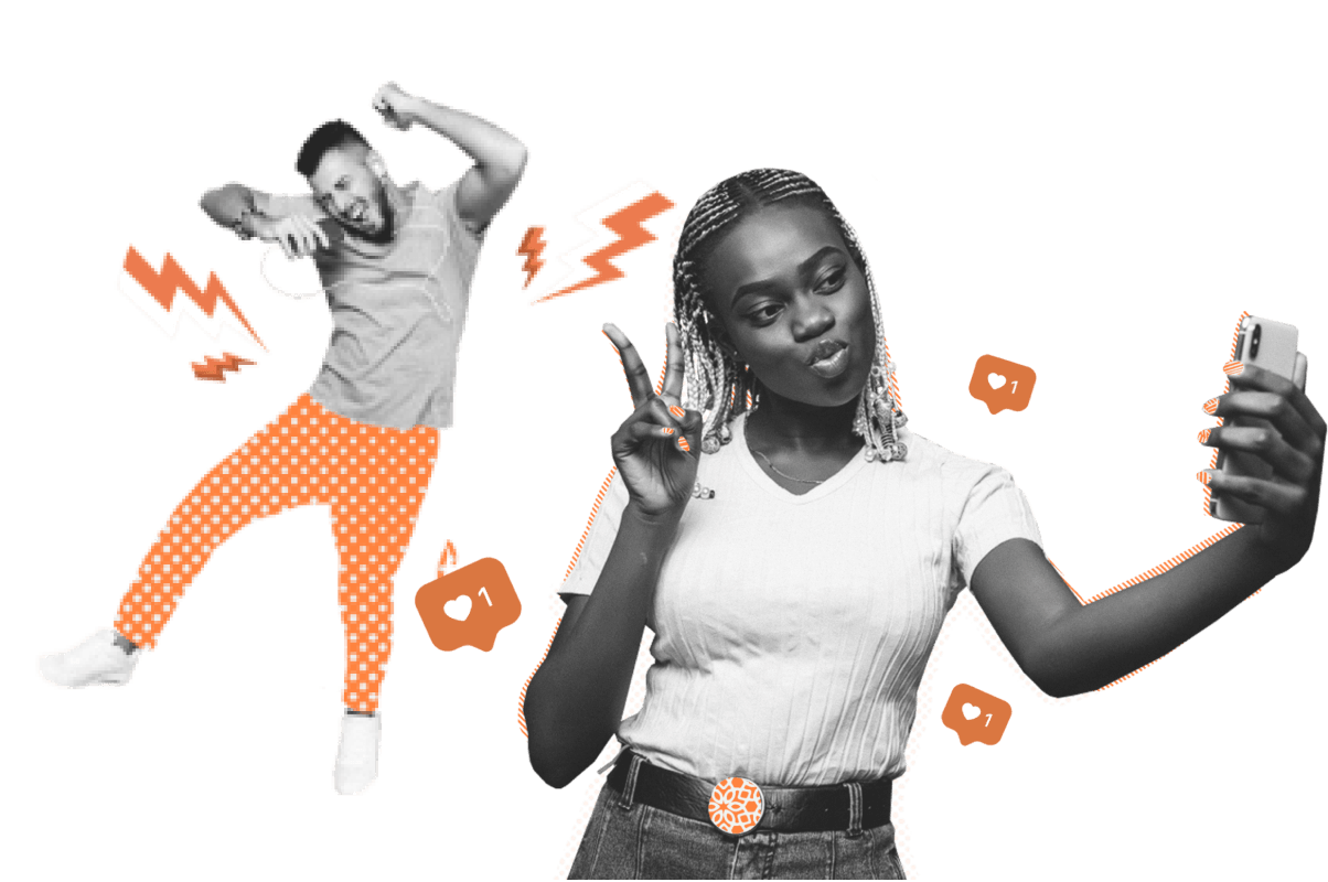 Mulher feliz tirando foto no celular, com um homem ao fundo ouvindo música