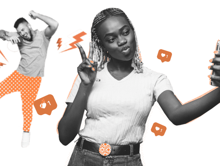 Mulher feliz tirando foto no celular, com um homem ao fundo ouvindo música