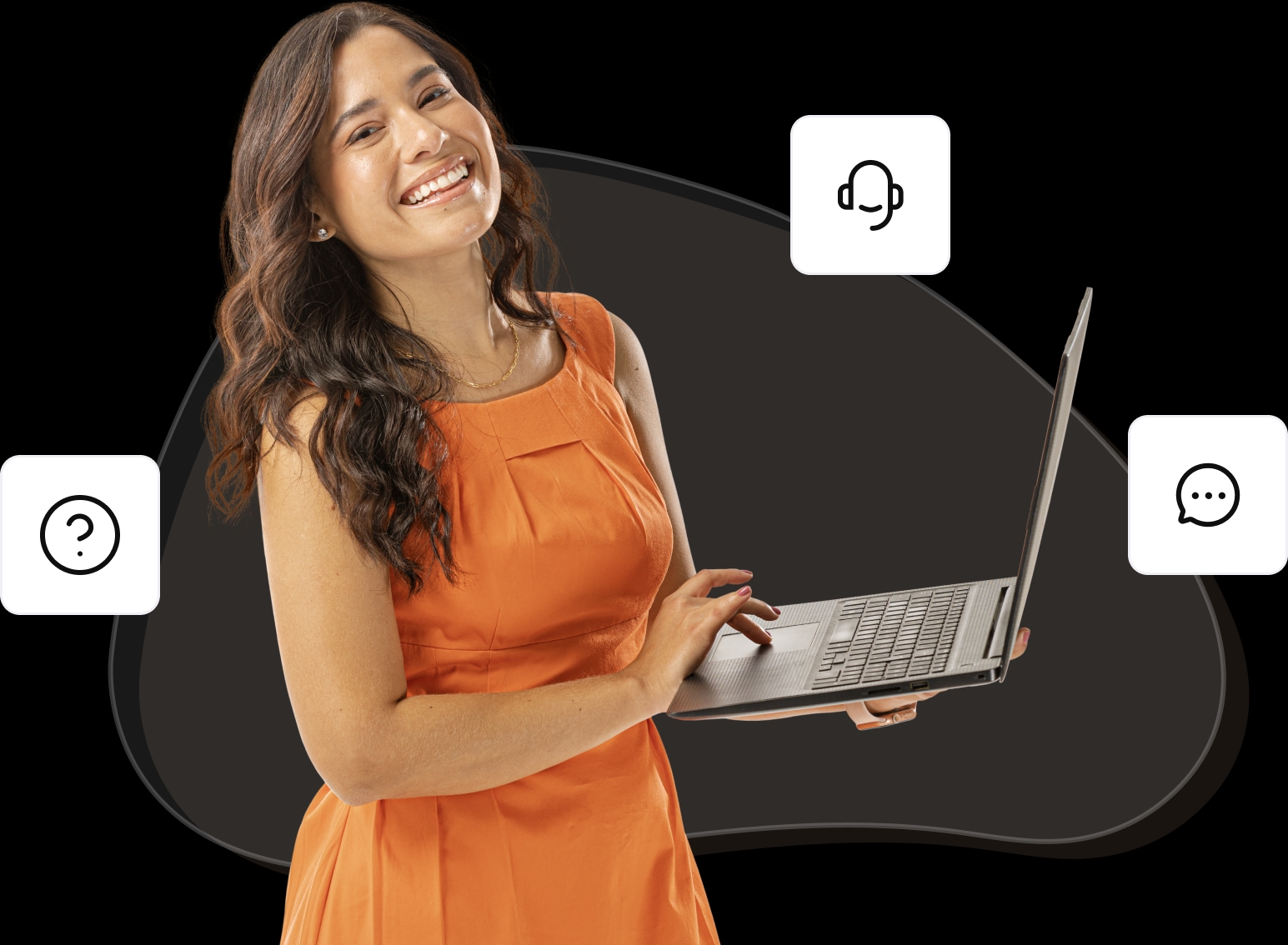 Mulher de pele branca sorrindo com um notebook em maos