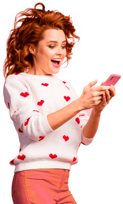 Mulher feliz utilizando o celular