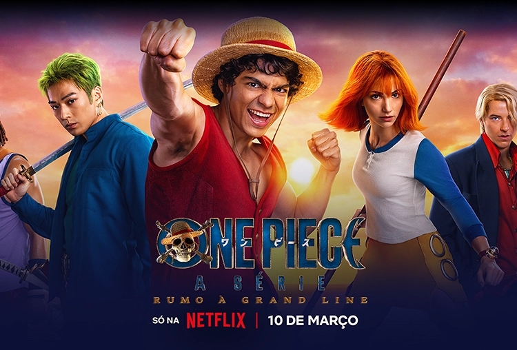 Imagem da serie Bridgerton, onde mostra o casal principal se abraçando em um jardim à noite.