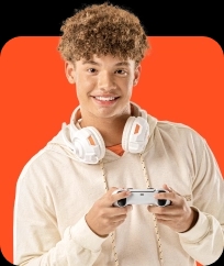 Um jovem imerso no mundo dos jogos, com fones de ouvido headset e um controle nas mãos.
