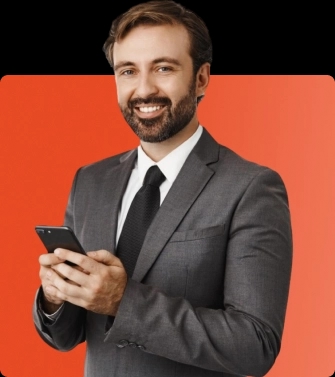 Homem usando celular