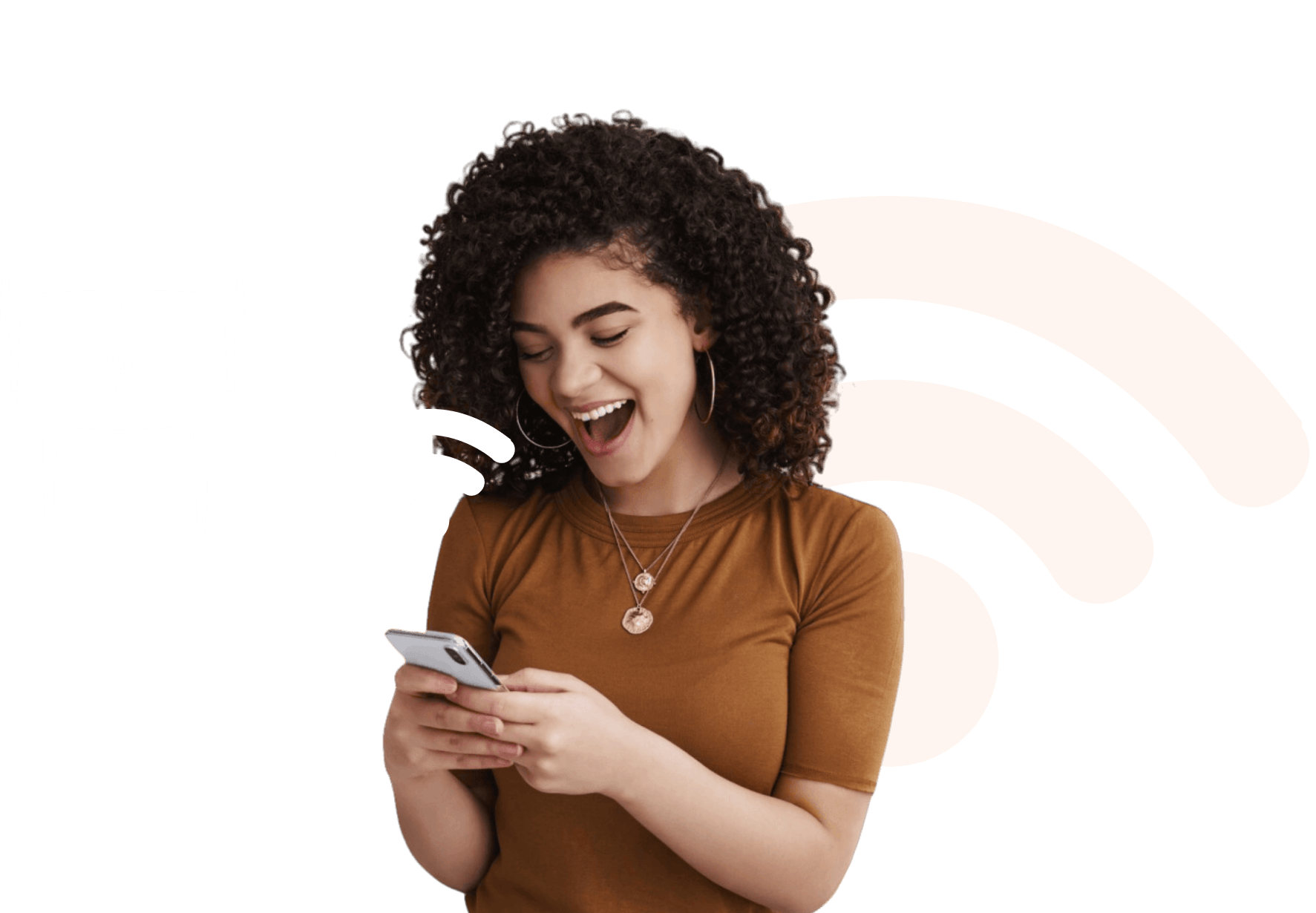 mulher rindo olhando para o seu smartphone