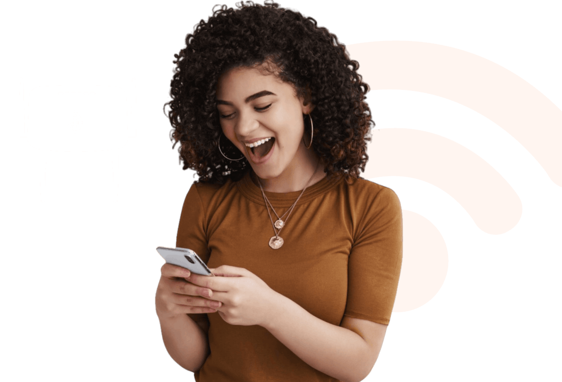 mulher rindo olhando para o seu smartphone