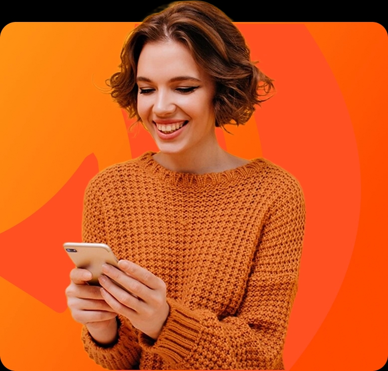 Uma mulher jovem, de cabelos curtos e ondulados, sorri enquanto usa um smartphone. Ela veste um suéter de tricô laranja e está diante de um fundo alaranjado que exibe um ícone discreto de Wi-Fi, parte da identidade visual da Brisanet.