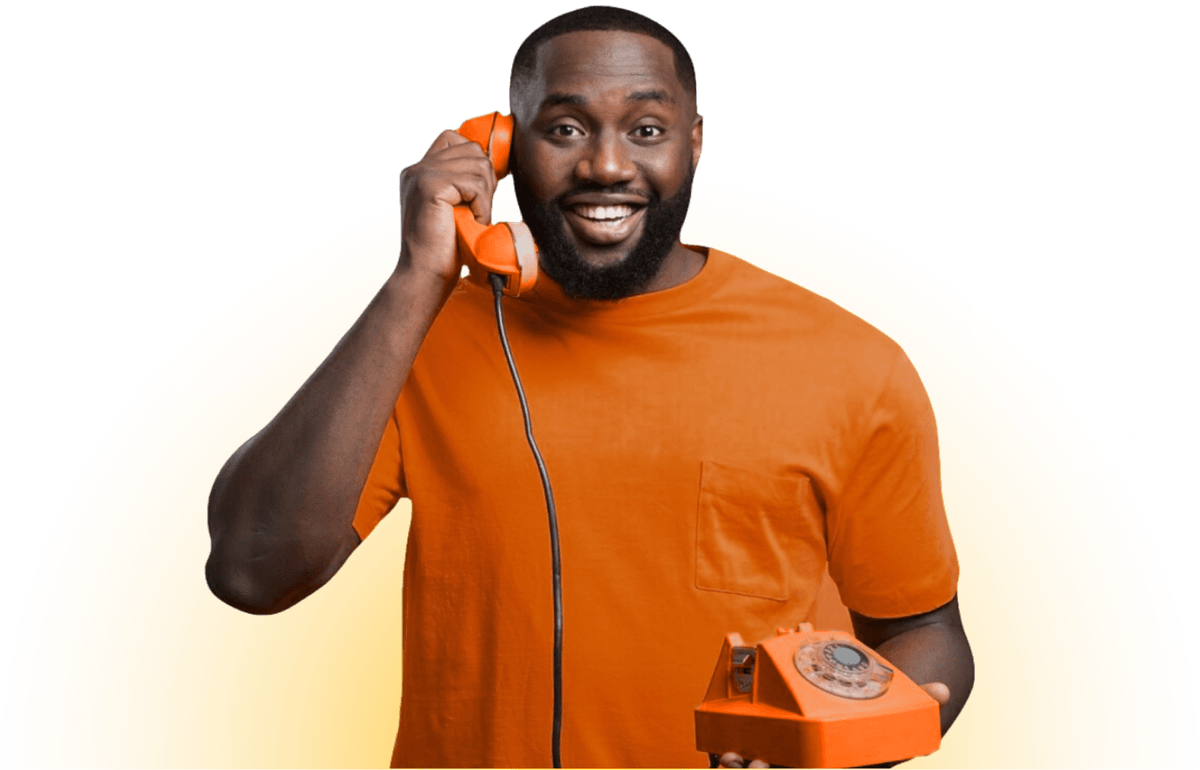 Homem segurando um telefone fixo