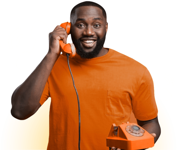 Homem segurando um telefone fixo