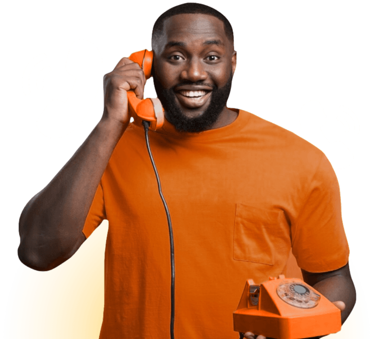 Homem segurando um telefone fixo