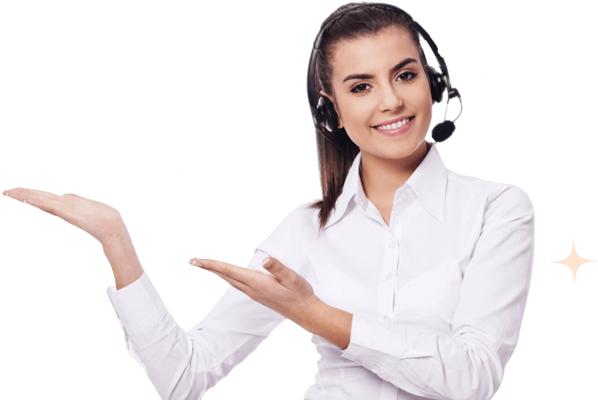 Mulher sorrindo usando fones de ouvido e camisa social.