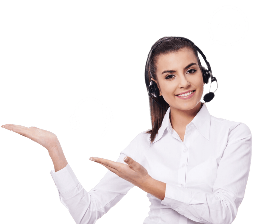 Mulher sorrindo usando fones de ouvido e camisa social.