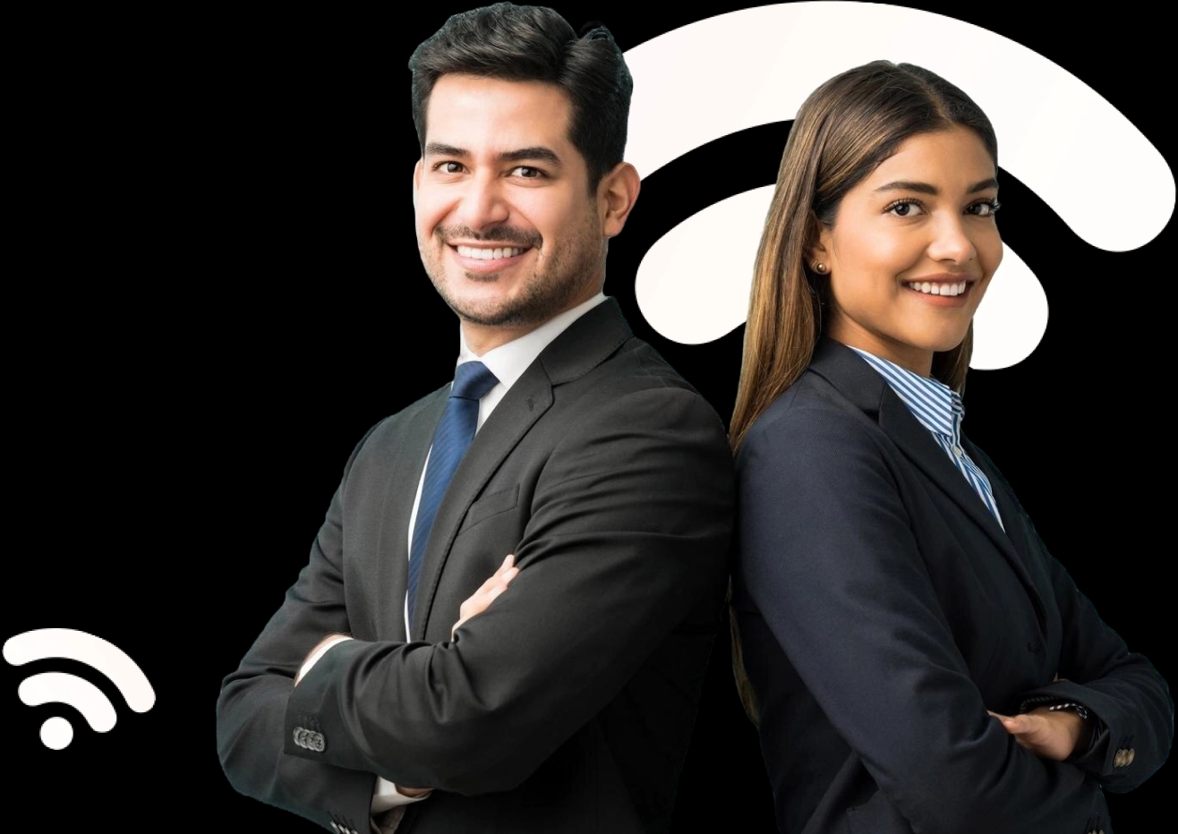 Um homem e uma mulher estão lado a lado, de costas um para o outro, ambos sorrindo. O homem tem cabelos escuros e curtos, veste um terno preto com gravata azul e camisa branca. A mulher tem cabelos castanhos compridos, usa um blazer preto, camisa listrada azul e branca. Ambos têm uma postura confiante, com os braços cruzados, parecendo profissionais em um ambiente de trabalho formal.