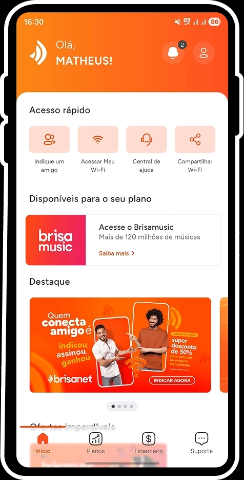 Interface de um aplicativo Brisamóvel. No topo, há o logotipo da Brisanet, a saudação "Olá, MATHEUS!", um ícone de sino de notificação e um ícone de perfil. Abaixo, a seção "Acesso rápido" apresenta quatro botões: "Indique um amigo", "Acessar Meu Wi-Fi", "Central de ajuda" e "Compartilhar Wi-Fi". Segue-se um card do "Brisa Music" e um banner promocional sobre indicação de amigos com a foto de dois homens. Na base da tela, há um menu de navegação com os itens "Início", "Planos", "Financeiro" e "Suporte".