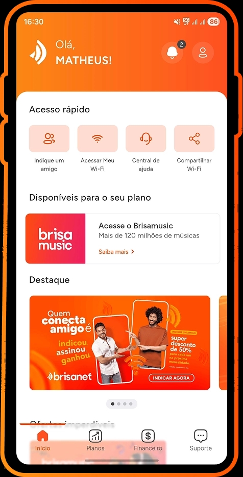 Interface de um aplicativo Brisamóvel. No topo, há o logotipo da Brisanet, a saudação "Olá, MATHEUS!", um ícone de sino de notificação e um ícone de perfil. Abaixo, a seção "Acesso rápido" apresenta quatro botões: "Indique um amigo", "Acessar Meu Wi-Fi", "Central de ajuda" e "Compartilhar Wi-Fi". Segue-se um card do "Brisa Music" e um banner promocional sobre indicação de amigos com a foto de dois homens. Na base da tela, há um menu de navegação com os itens "Início", "Planos", "Financeiro" e "Suporte".