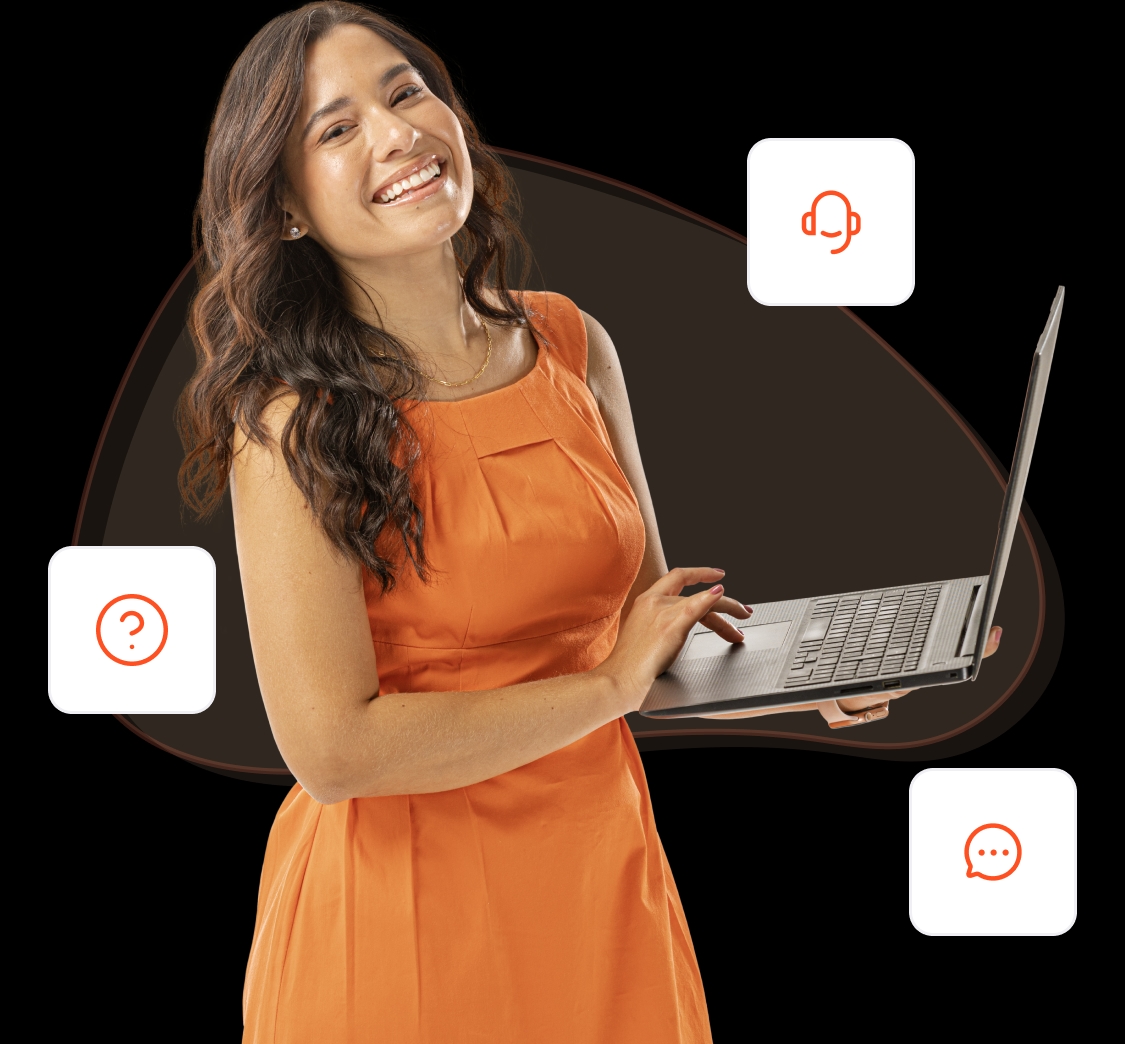 Mulher de pele branca sorrindo com um notebook em maos